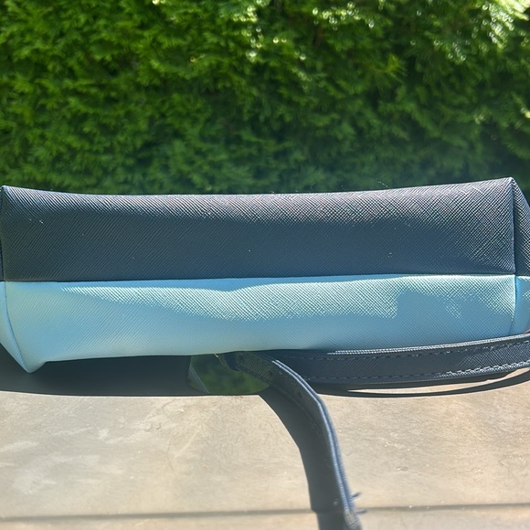 Scout 2 toned blue crossbody purse. Detachable strap/ adjustable strap. Zip top - Picture 6 of 8